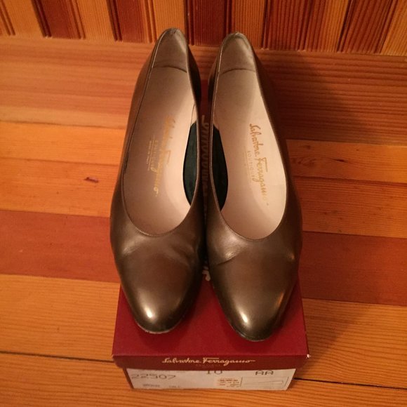 Salvatore Ferragamo Boutique  Vintage Bronz Pumps - Picture 2 of 7
